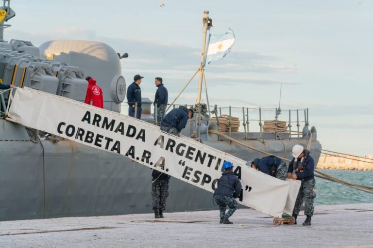 Arribó al Puerto local la Corbeta ARA Espora