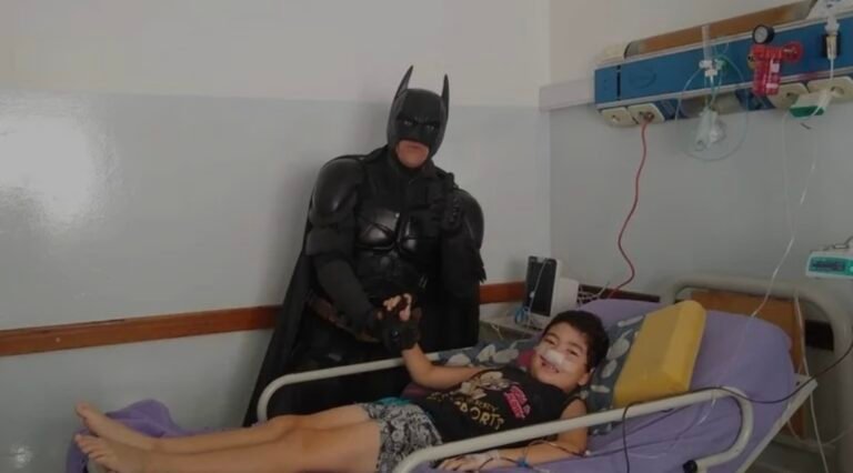 Batman solidario y misterioso: visita a los niños en hospitales