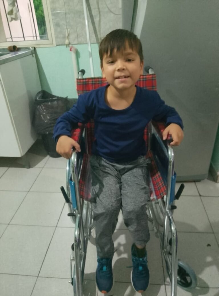 Benja ya tiene su silla de ruedas pero sigue con rehabilitación