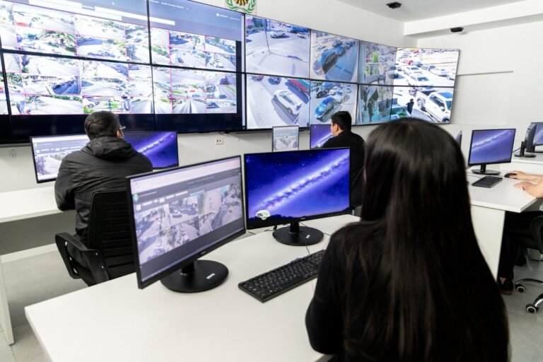 El centro de monitoreo cuenta con sistemas de inteligencia artificial para hacer seguimiento de imágenes