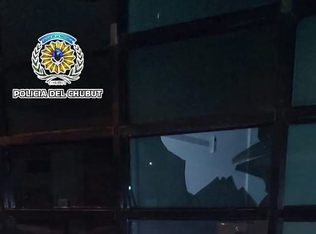 Rompió un vidrio, se cortó la mano y terminó hospitalizado