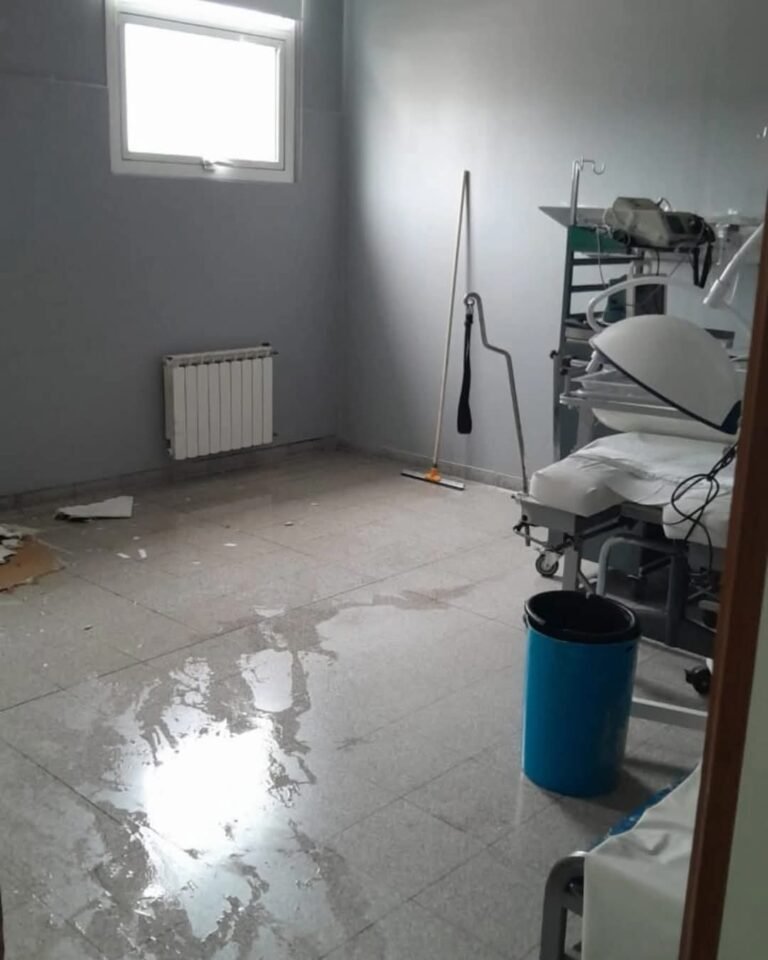 Se cayó el techo de una de las salas de parto del Hospital