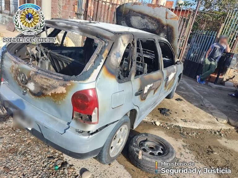 Robaron e incendiaron un automóvil: fueron detenidos