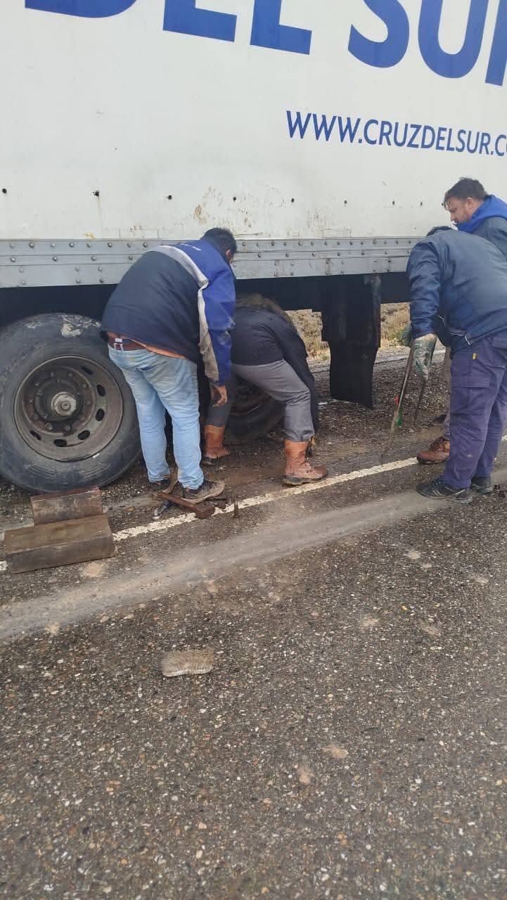 Se le desprendió un neumático a un camión y provocó un accidente