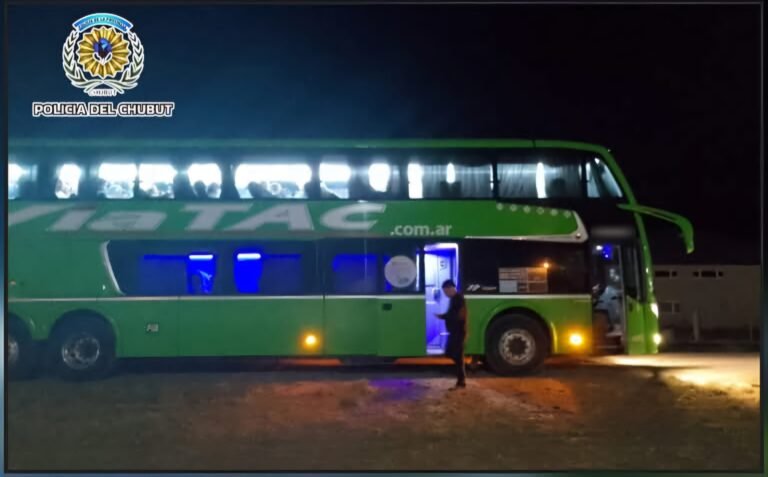 Tenía dos pedidos de captura y lo descubrieron arriba de un colectivo