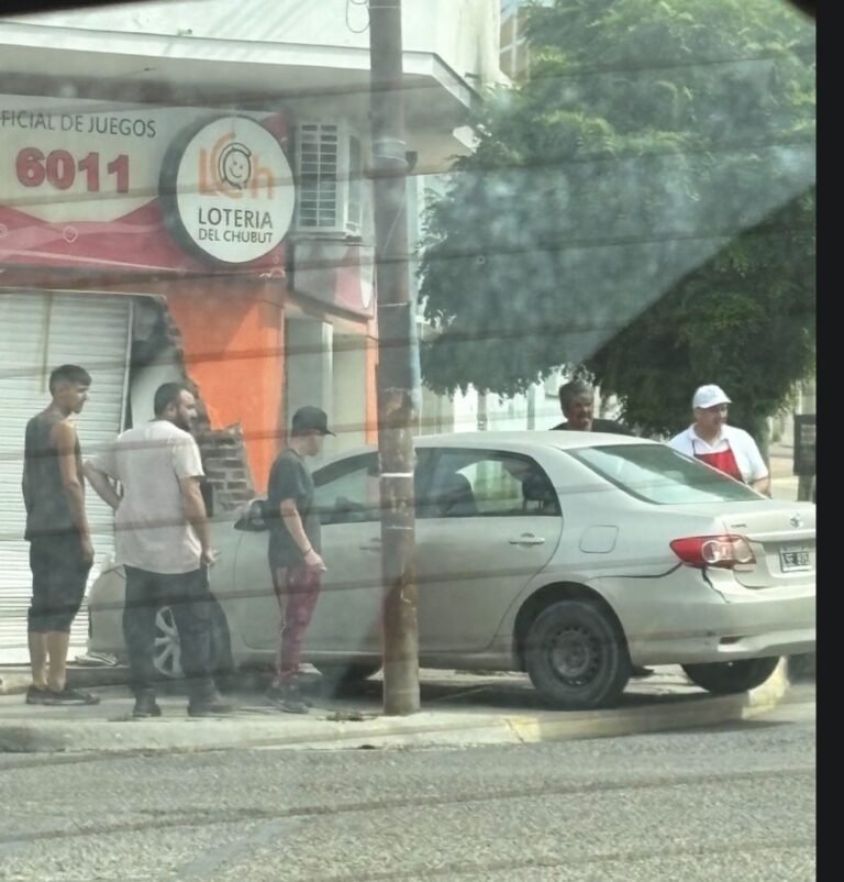 Impactó contra una Agencia tras ser chocado por otro vehículo