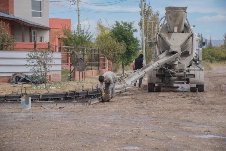 El Municipio de Sarmiento ejecuta obra de cordón cuneta en el barrio Patagonia