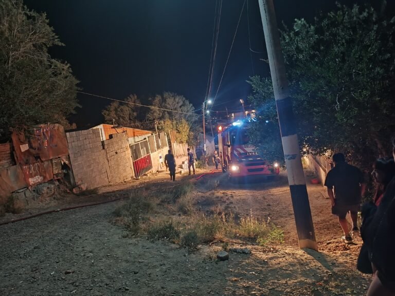 Precaria vivienda fue consumida por las llamas