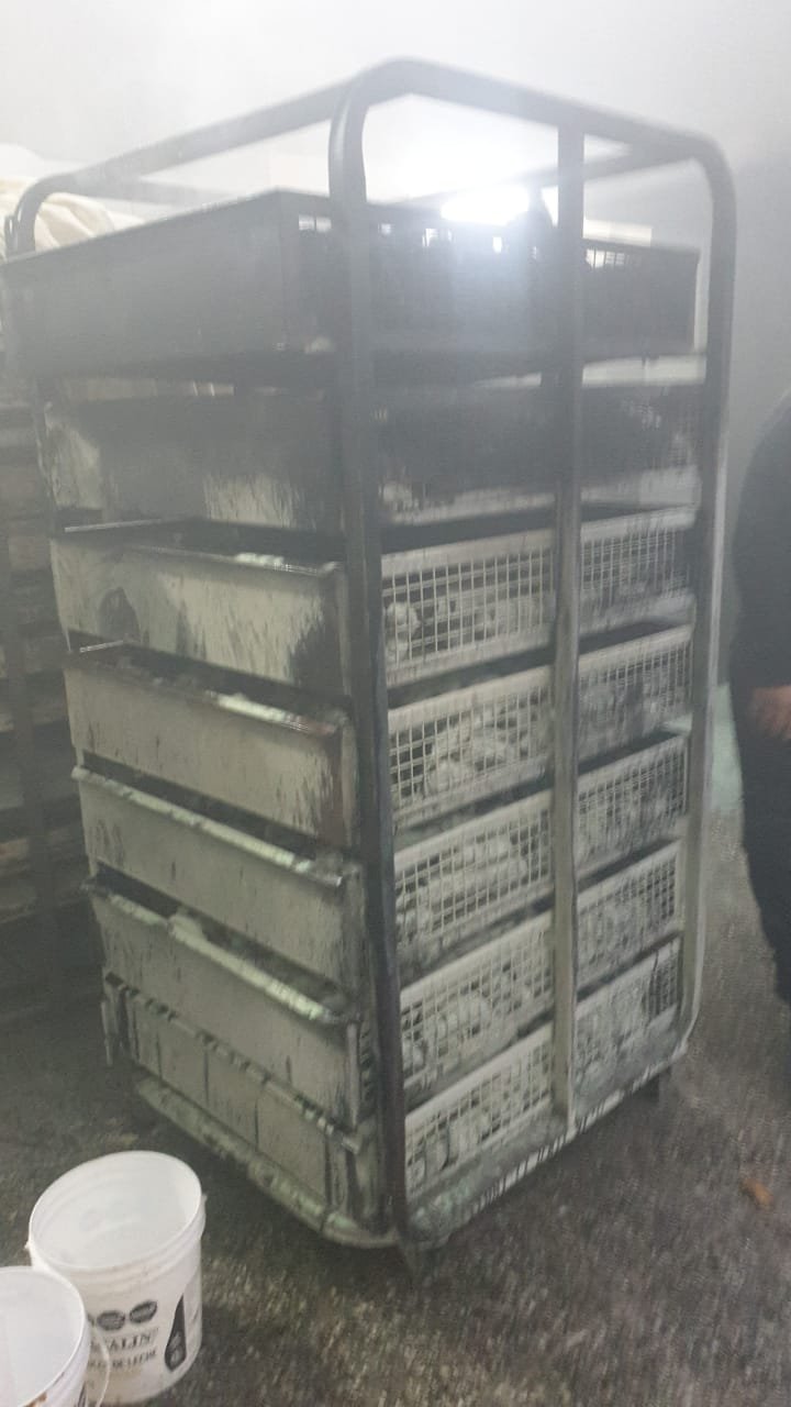 Se prendió fuego el horno de una panadería y los empleados lo apagaron