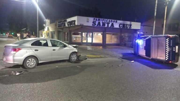 Un móvil policial volcó tras ser impactado por otro vehículo en plena urgencia