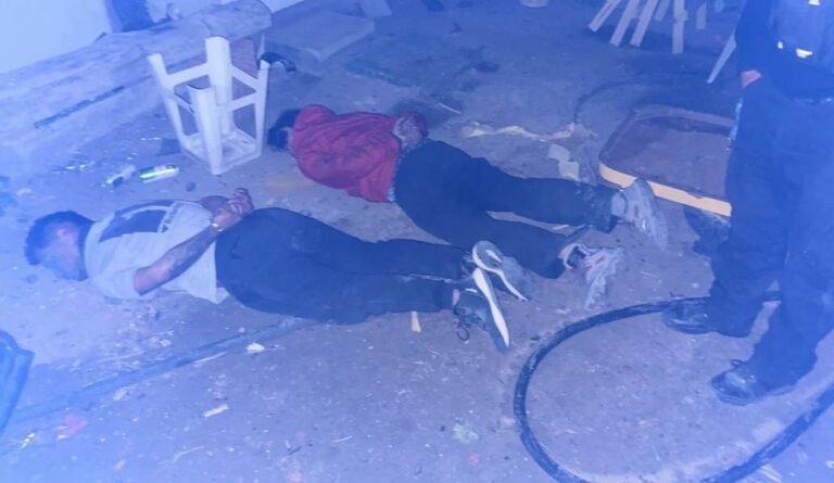 Persecución y tiros en Km 18: escaparon en un auto y le dispararon a la policía