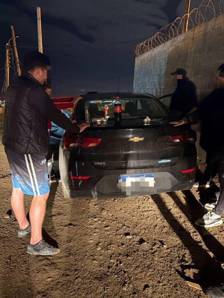 Tenían más de 25 gramos de cocaína sobre el baúl del auto y los atraparon