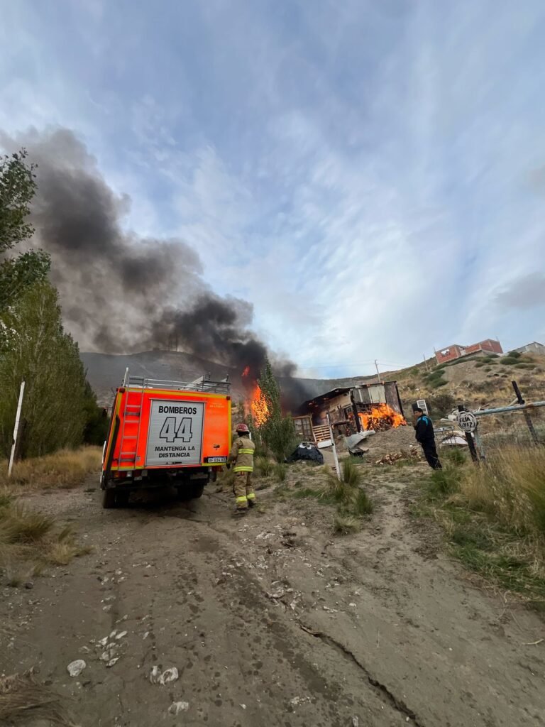 Incendio en vivienda deshabitada en barrio Manantial Rosales