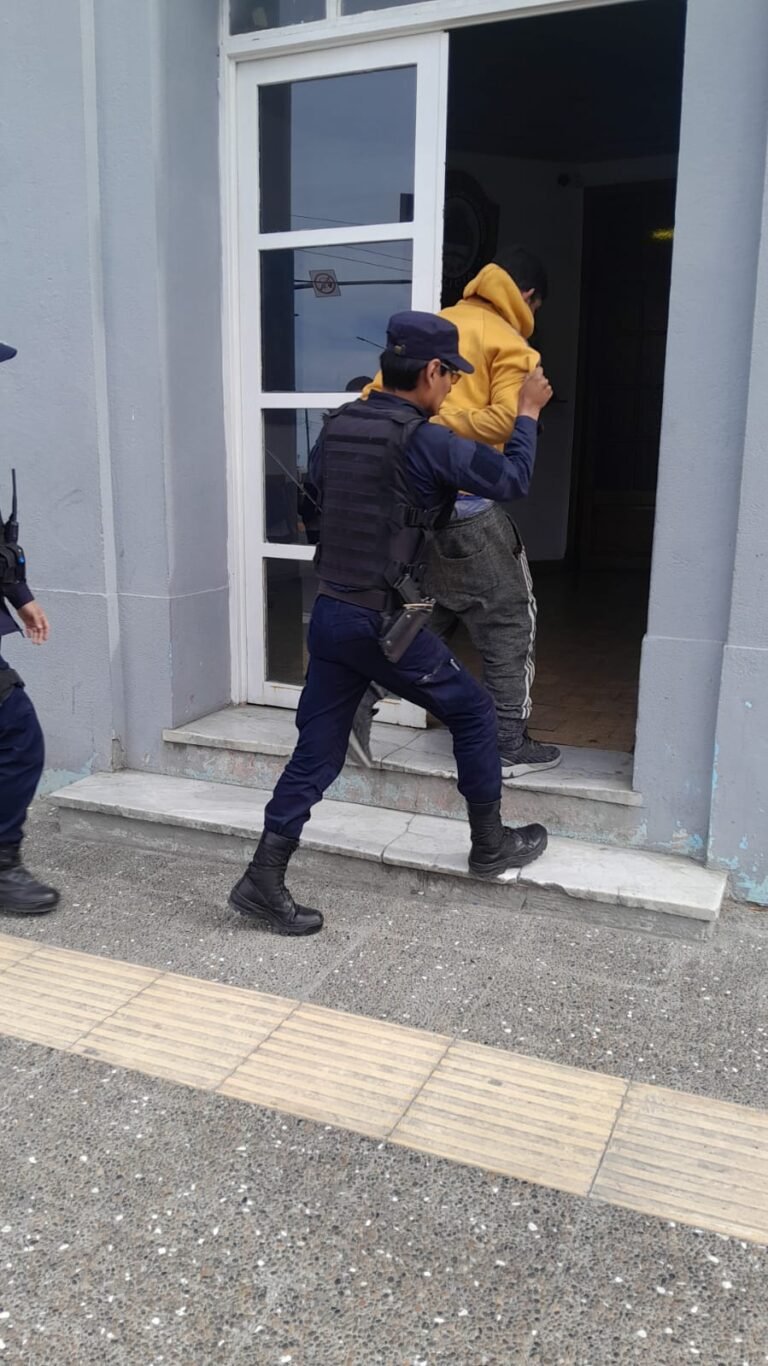 Fue sorprendido en estado de ebriedad y con un arma blanca en una obra en construcción