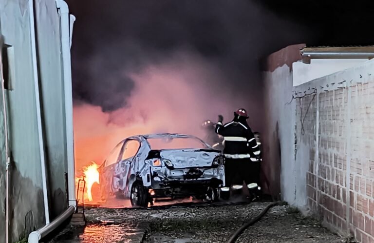 Estaba durmiendo, sintió olor a quemado y se le estaba prendido fuego el auto 