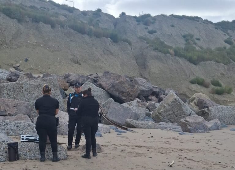 Salió a caminar y encontró presuntos restos óseos en la costa 