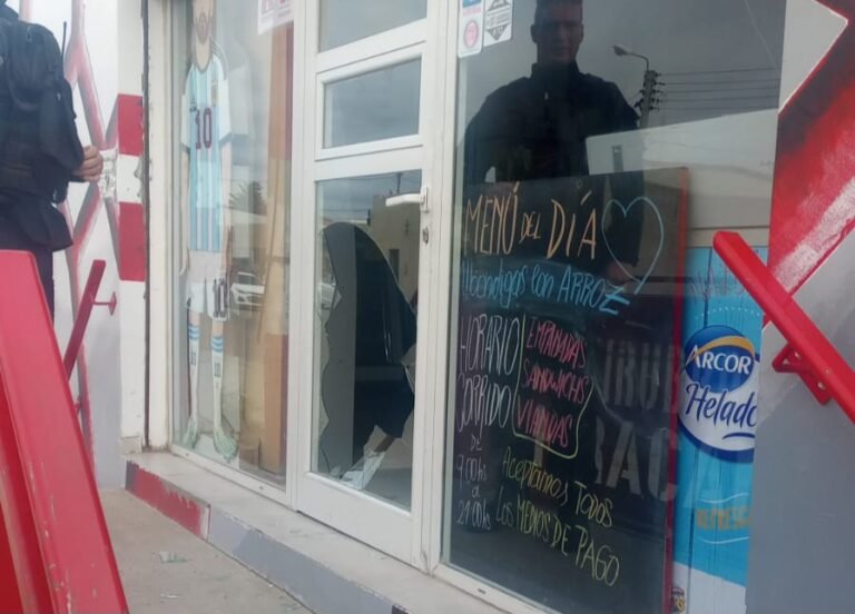 Rompieron el vidrio de un kiosco para robar: se llevaron 30 alfajores y 100 chocolates
