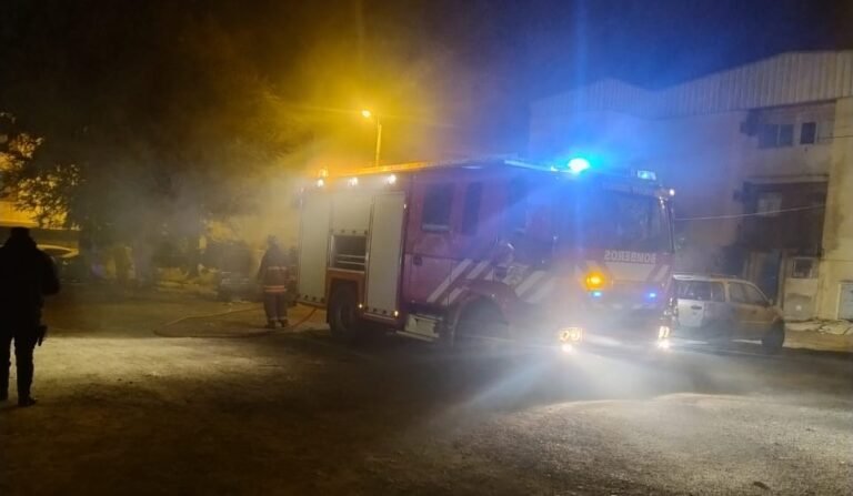 Escuchó ruidos en el patio y al salir, vio su camioneta prendida fuego