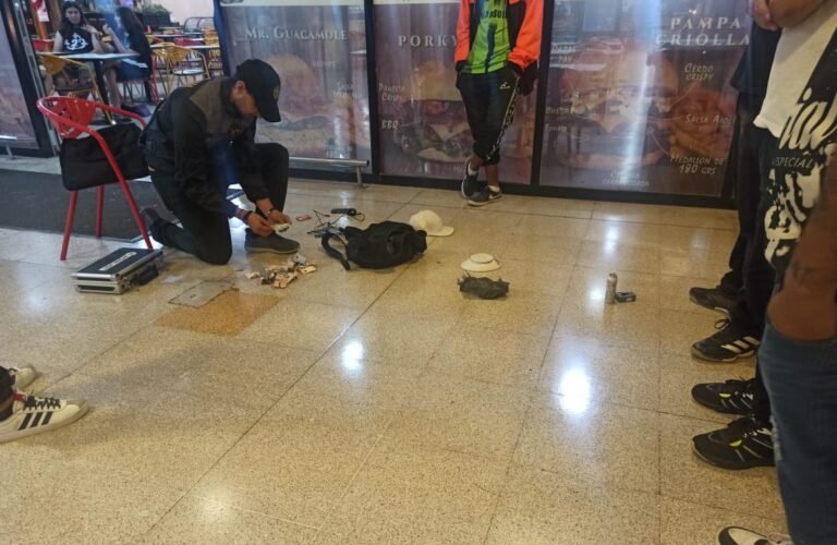 Los atraparon con 52 gramos de marihuana en un patio de comidas