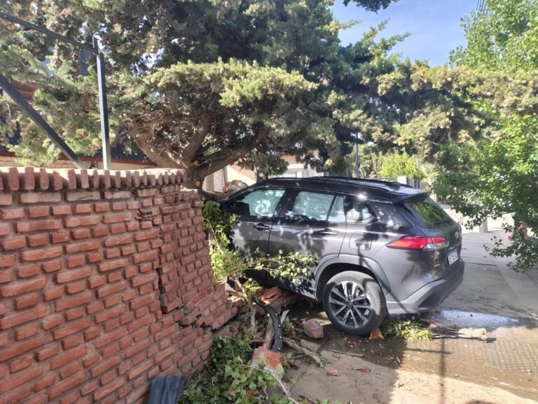 Perdió el control del vehículo y chocó contra un paredón