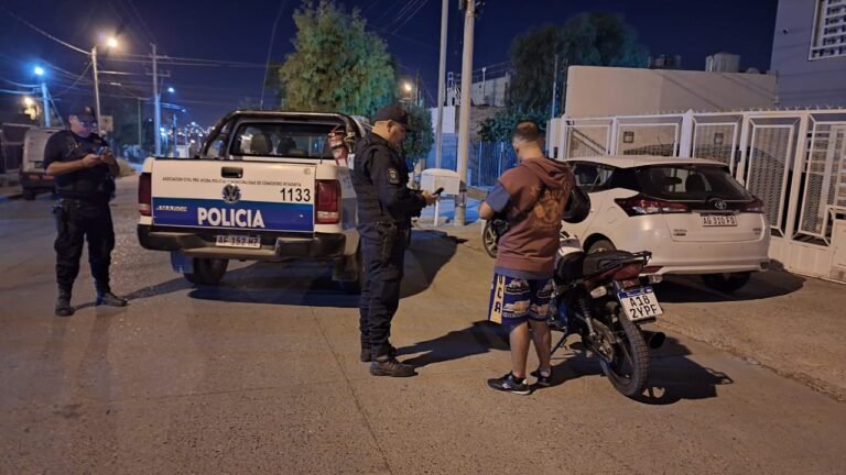 Vecinos denunciaron a un motociclista sospechoso y la policía le secuestró la moto