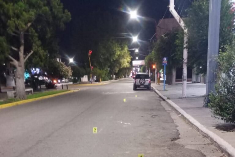 Convulsionó mientras manejaba, chocó a cuatro vehículos y lo golpearon