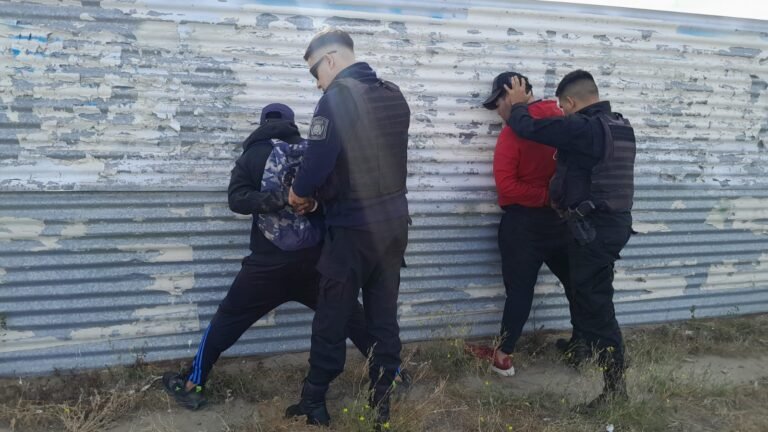 Fueron sorprendidos en una obra de construcción y simularon ser serenos