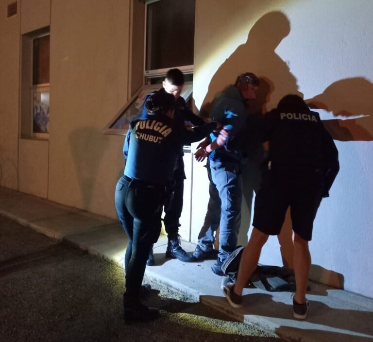 Detienen a empleado municipal por ingreso al CIP