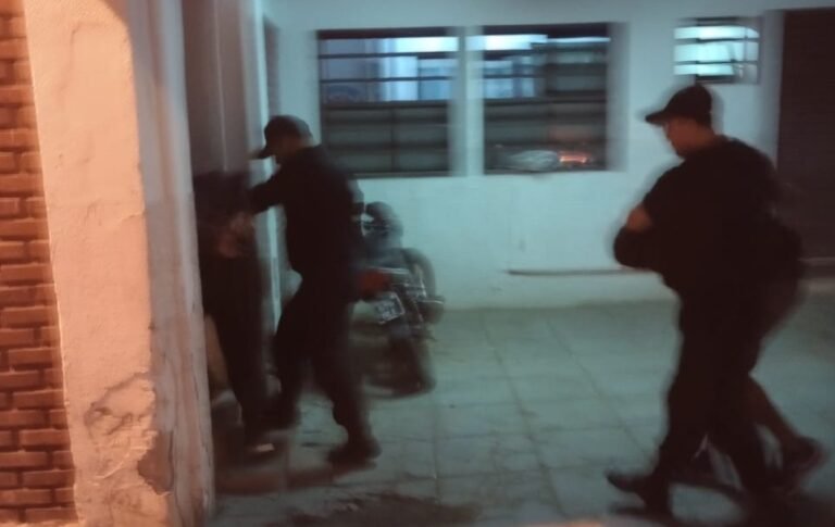 Los atraparon robando dos colchones del garage de una casa