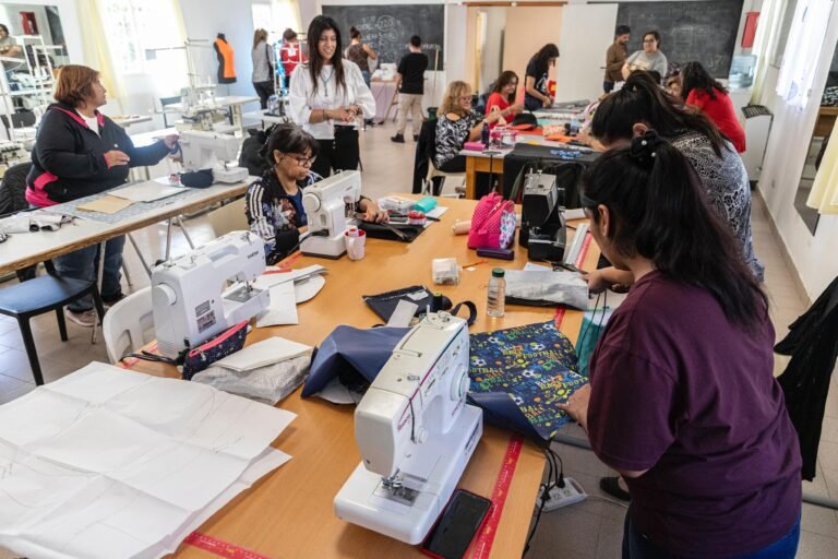 Más de 20 mujeres aprenden a confeccionar cartucheras y mochilas para ayudar a la economía familiar
