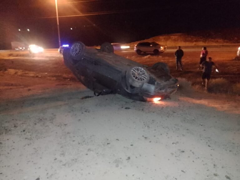 Se le cruzó otro auto cuando iba por la ruta y volcó