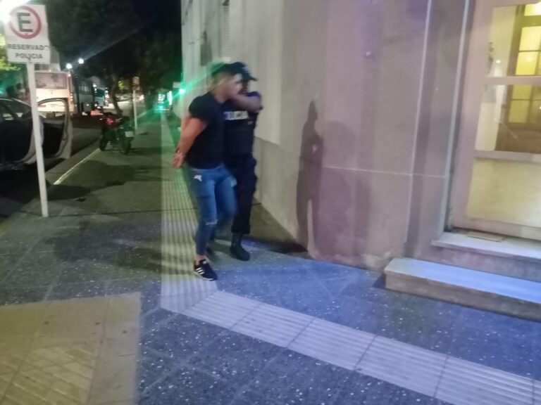 Golpeó y causó disturbios en un local nocturno