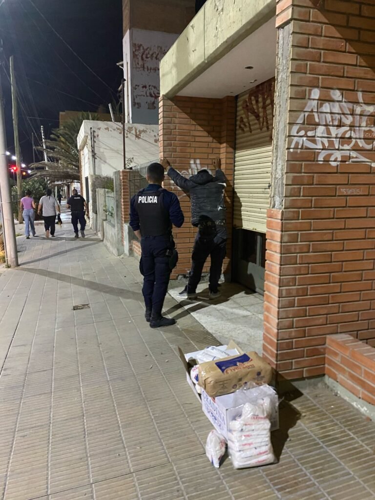 Tras dañar un cristal sustrajo varios elementos de una panadería