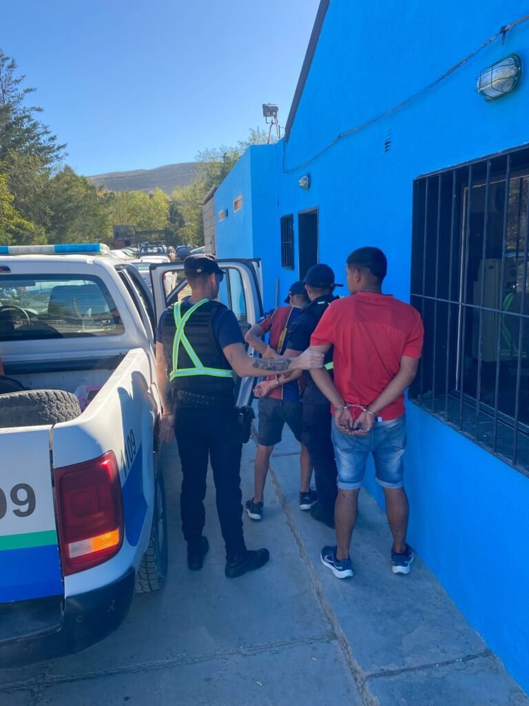 Forzaron la puerta de una vivienda y tras una persecución detuvieron a dos jóvenes