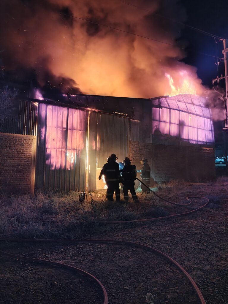 Cerca de 8 unidades sofocaron el incendio de un galpón