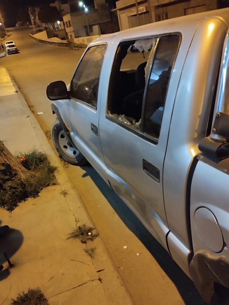 Dañó el cristal de una camioneta, vecinos lo detuvieron y dieron una golpiza
