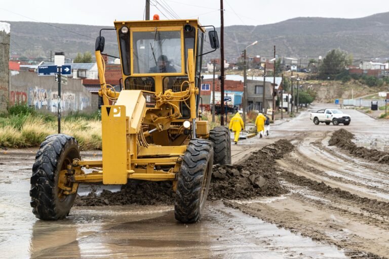 Cayeron más de 36 mm. de lluvia: con maquinaria recuperan la trama vial