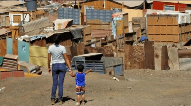 La pobreza bajó al 38,1% en el segundo semestre de 2024 en la Argentina