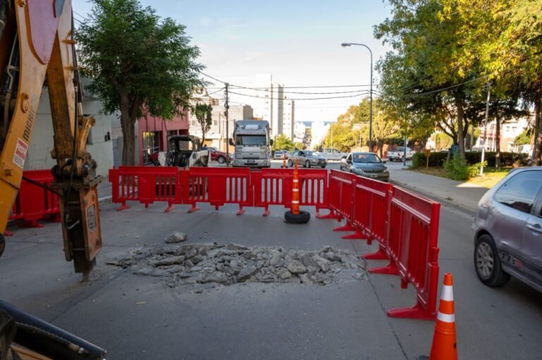 Reparan el sector de Avenida Rivadavia que sufrió importantes roturas