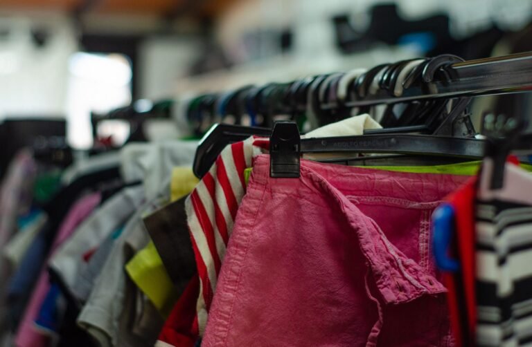 Juntan donaciones para una nueva jornada de “Ropero Solidario” organizada por el Centro Vanguardia