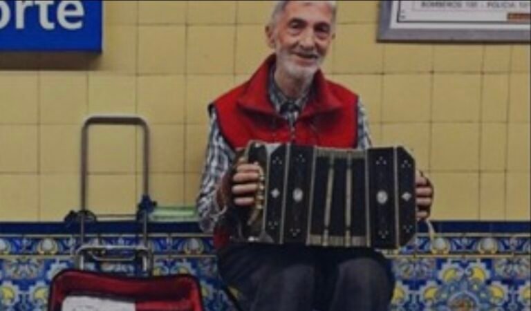 A sus 85 años le robaron el bandoneón con el que se ganaba la vida en el Obelisco