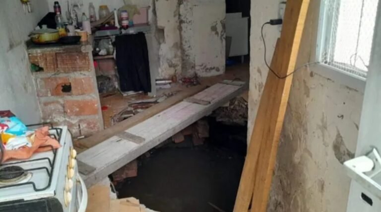 Tomaba mates en la cocina de su casa, el piso cedió y su hija cayó a un pozo