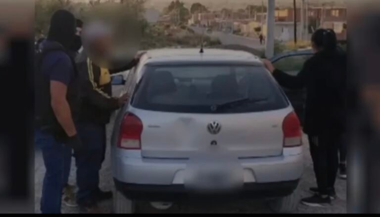 Lo levantaron en un auto, lo retuvieron en una casa y lo golpearon reclamándole una deuda