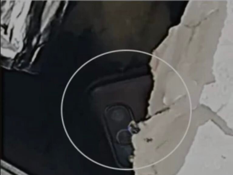 Escándalo: playero escondió su celular en un hueco para filmar a una joven en el baño de la estación