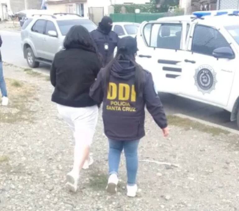 Una mujer organizaba encuentros sexuales con hombres y después los extorsionaba