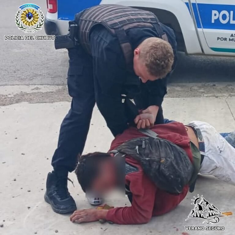 Intentó robar una computadora de un local y fue atrapado por dos empleados