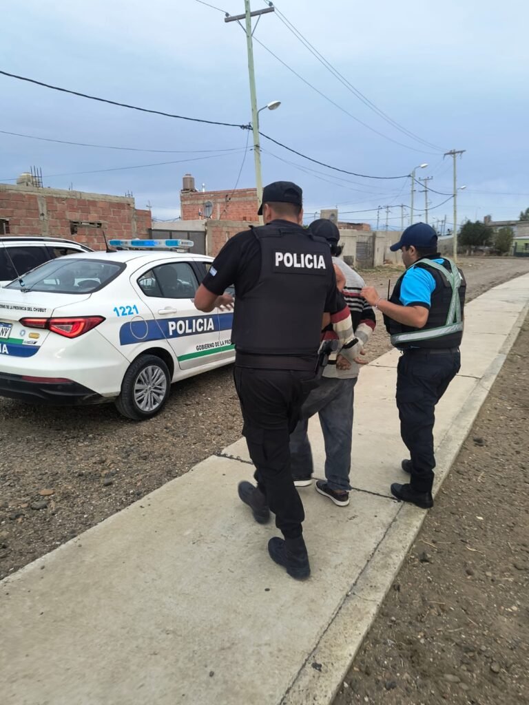 Caminaba por una plaza y tenía una orden de captura