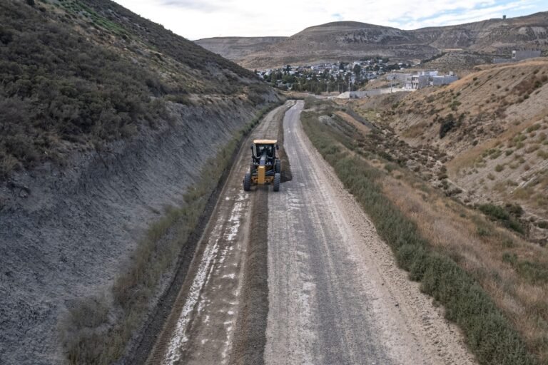Realizan tareas de mantenimiento en el camino que une los barrios Saavedra y Manantial Rosales