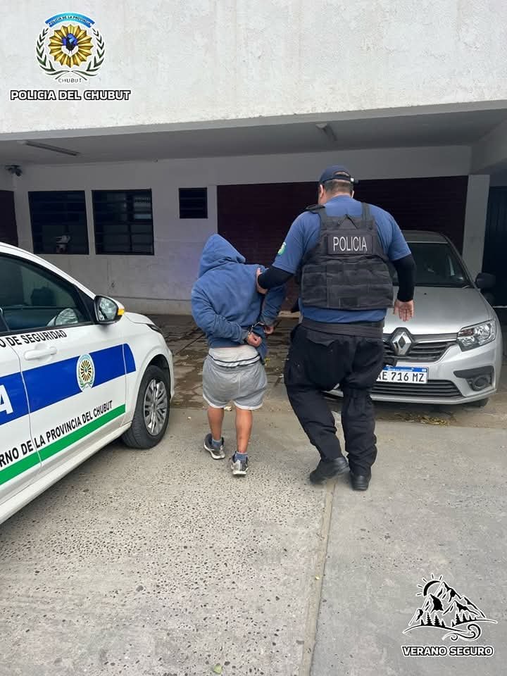 Intentó robar prendas de ropa de un vehículo y terminó detenido