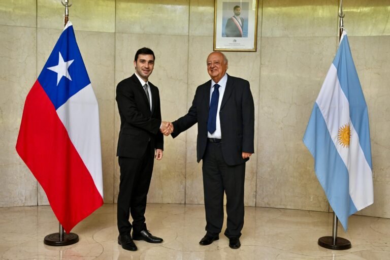 Avanza una agenda bilateral que incluye el desarrollo del Corredor Bioceánico entre Chubut y la región de Aysén